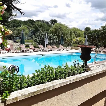 Chateau Les Vallées Bed & Breakfast 4*