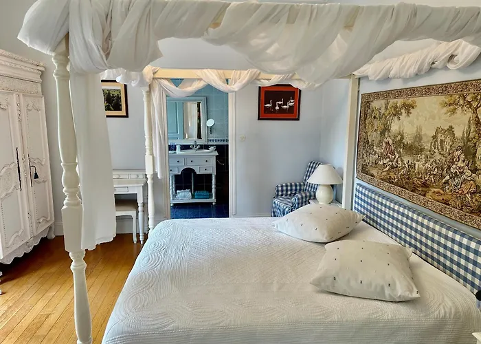 Chateau Les Vallees Bed & Breakfast