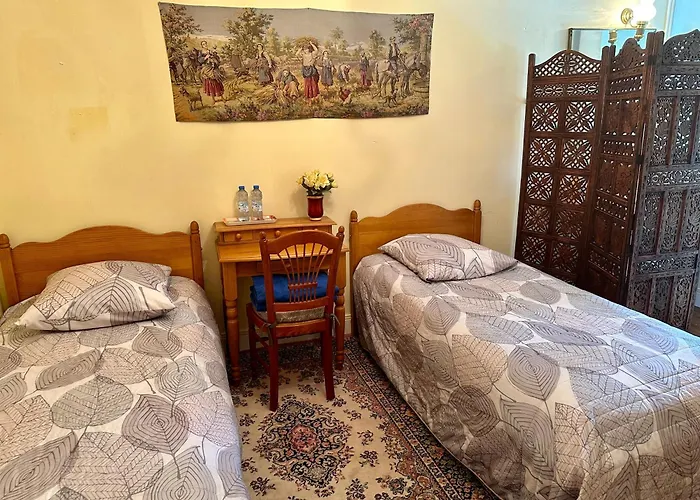 Chateau Les Vallees Bed & Breakfast 4*