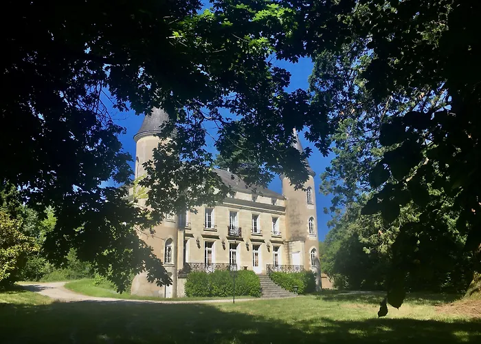 Chateau Les Vallees Bed & Breakfast