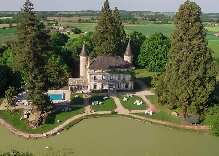 Chateau Les Vallees Bed & Breakfast 4*