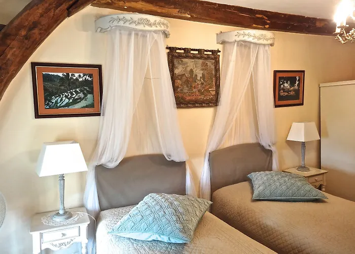 Chateau Les Vallees Bed & Breakfast 4*