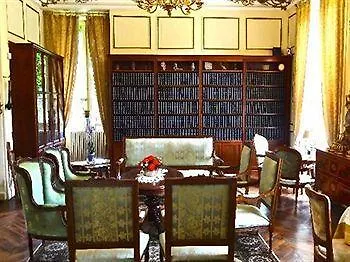 Chateau Les Vallees Bed & Breakfast