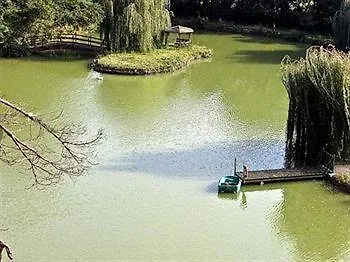 Chateau Les Vallees Bed & Breakfast 4*