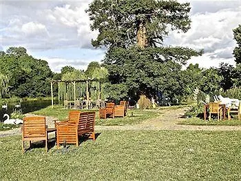 Chateau Les Vallees Bed & Breakfast 4*