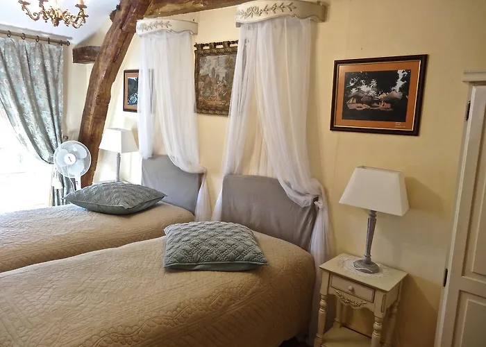 Chateau Les Vallees Bed & Breakfast 4*