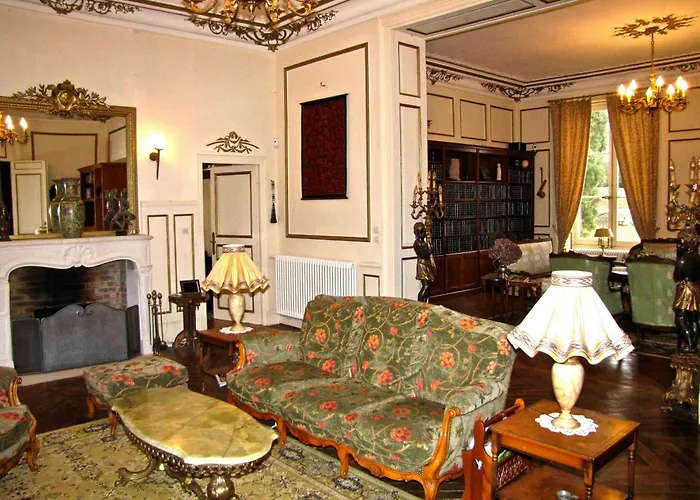 Chateau Les Vallees Bed & Breakfast