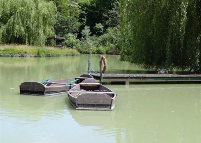 Chateau Les Vallees Bed & Breakfast