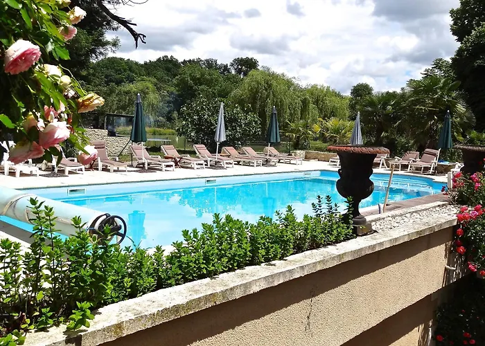 Chateau Les Vallees Bed & Breakfast 4*