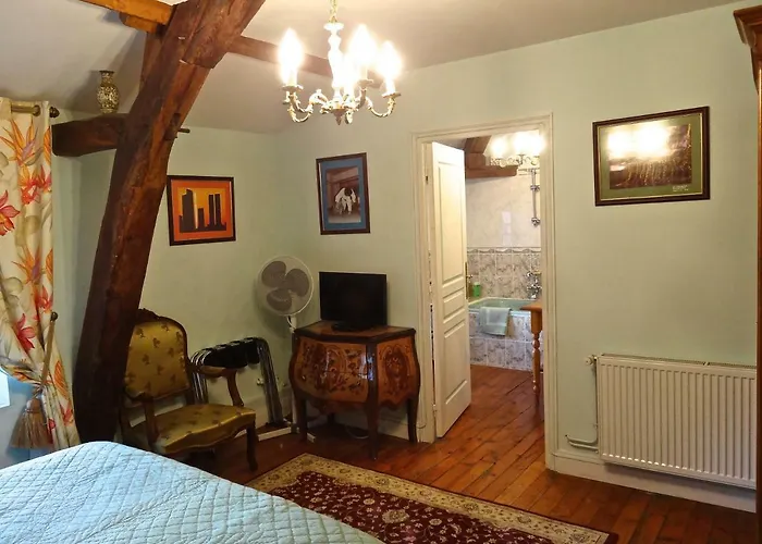 Chateau Les Vallees Bed & Breakfast 4*