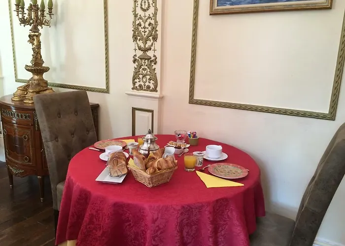 Chateau Les Vallees Bed & Breakfast 4*